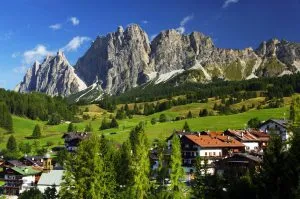 De schilderachtige vallei van Cortina d'Ampezzo